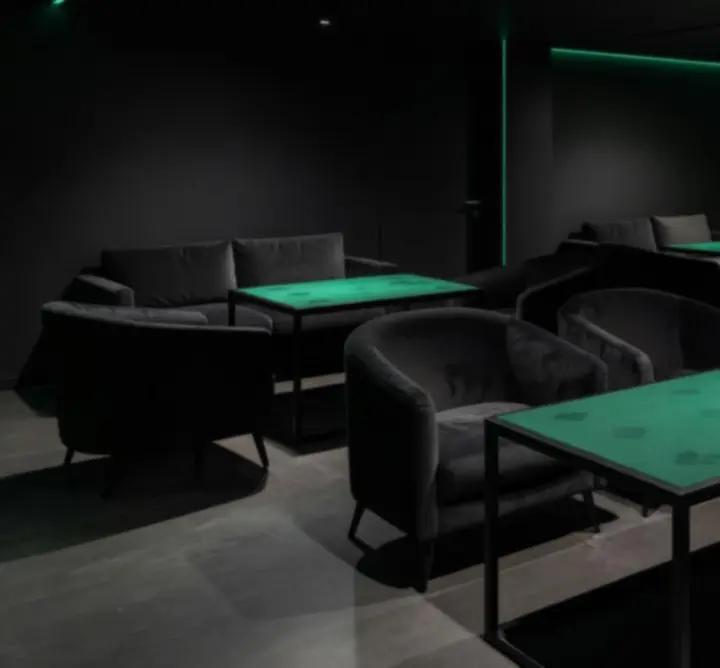 Modern, elegáns klubhelyszín sötét tónusú, emerald fényekkel megvilágított teremmel